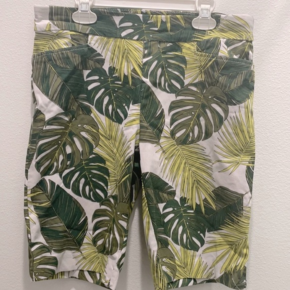 Beach dressy shorts size S.